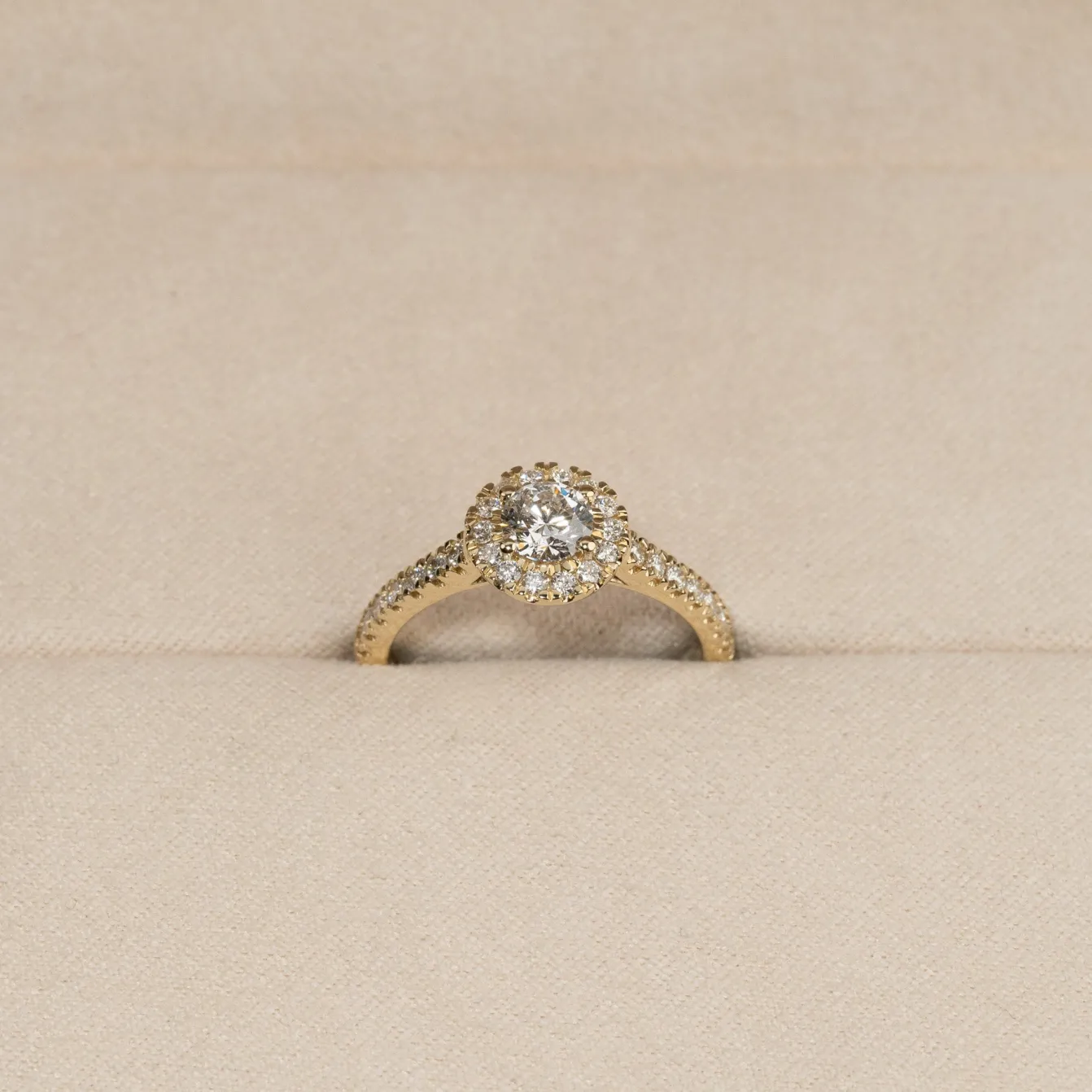 ROUND HALO ALLIANCE DIAMOND RING - 0.85ct - YG