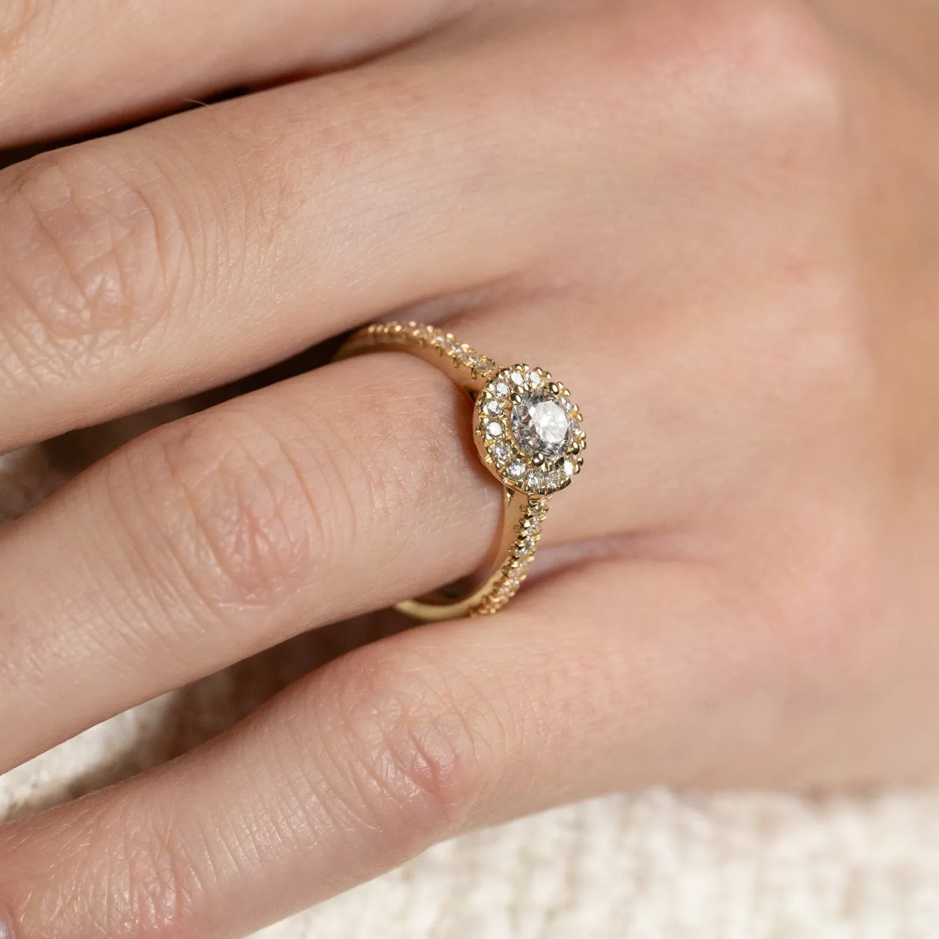 ROUND HALO ALLIANCE DIAMOND RING - 0.85ct - YG