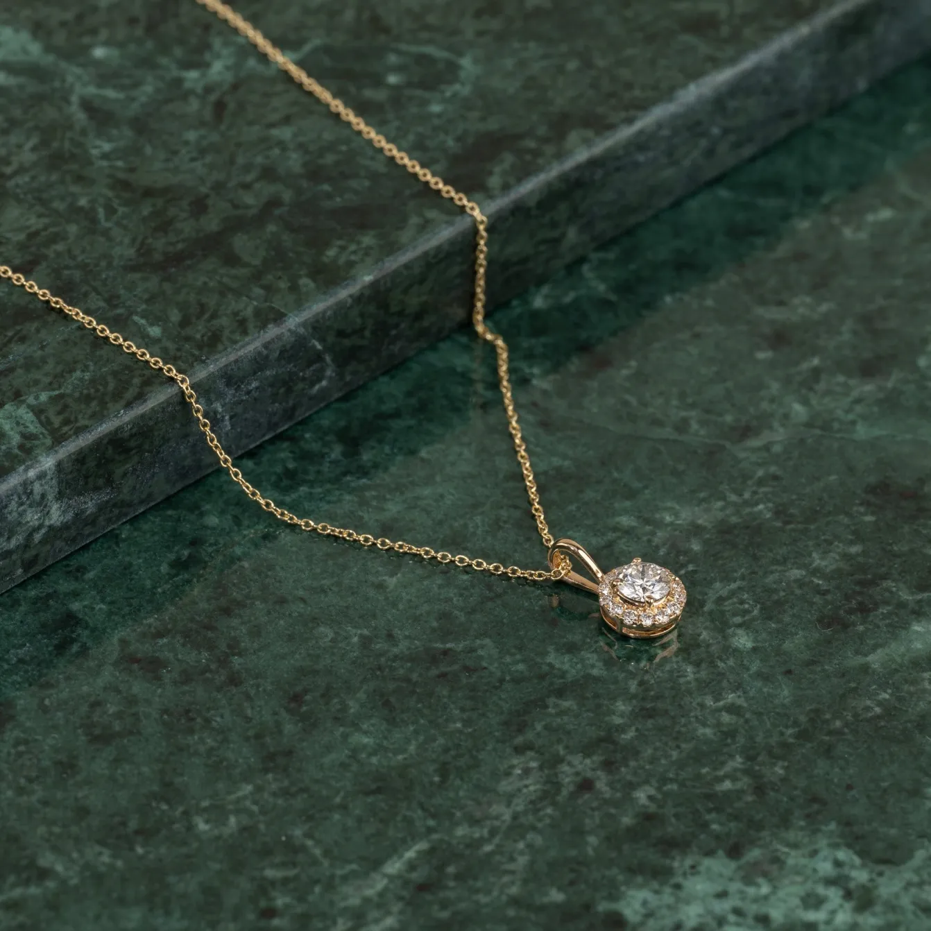 ROUND HALO DIAMOND PENDANT - 0.66ct - YG