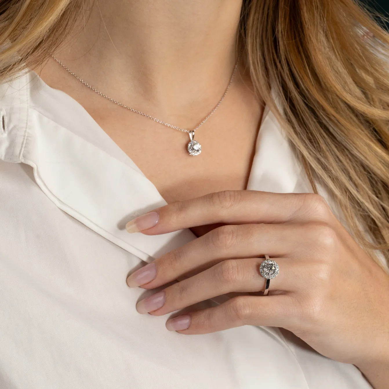 ROUND HALO DIAMOND PENDANT - 0.66ct - WG