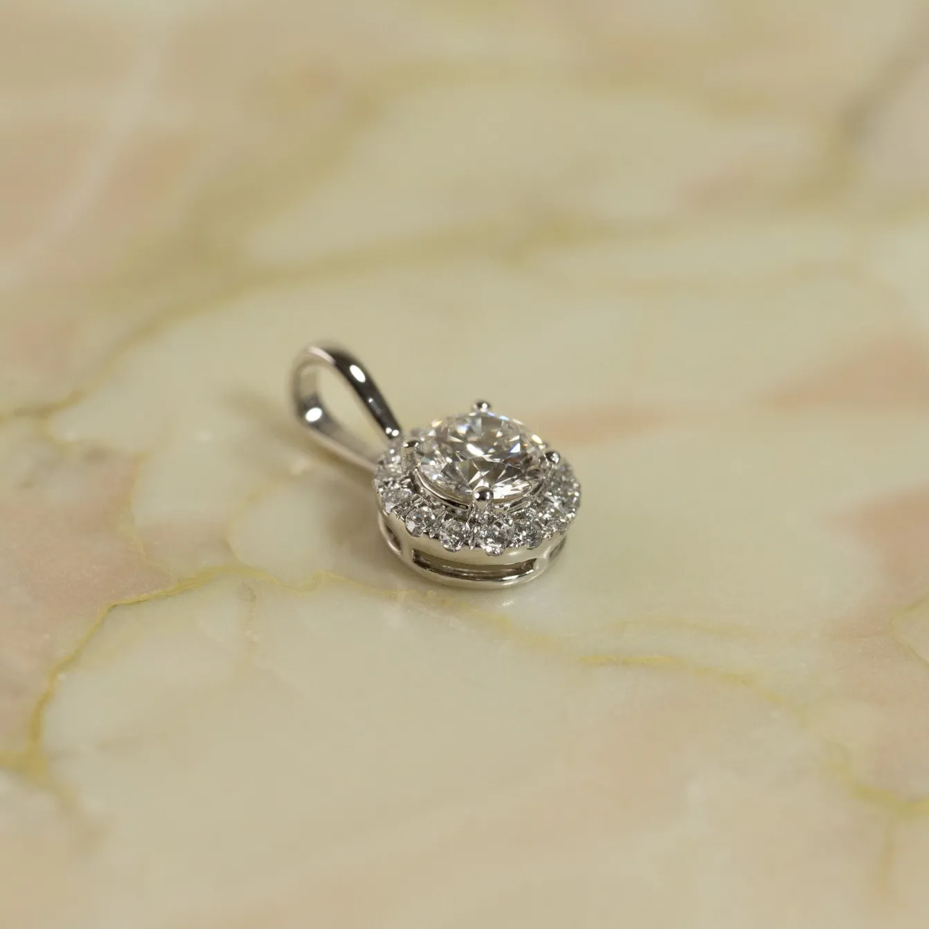 ROUND HALO DIAMOND PENDANT - 0.66ct - WG