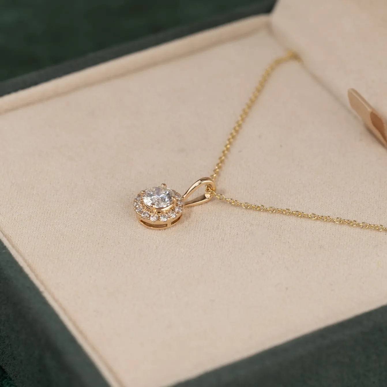 ROUND HALO DIAMOND PENDANT - 0.66ct - YG