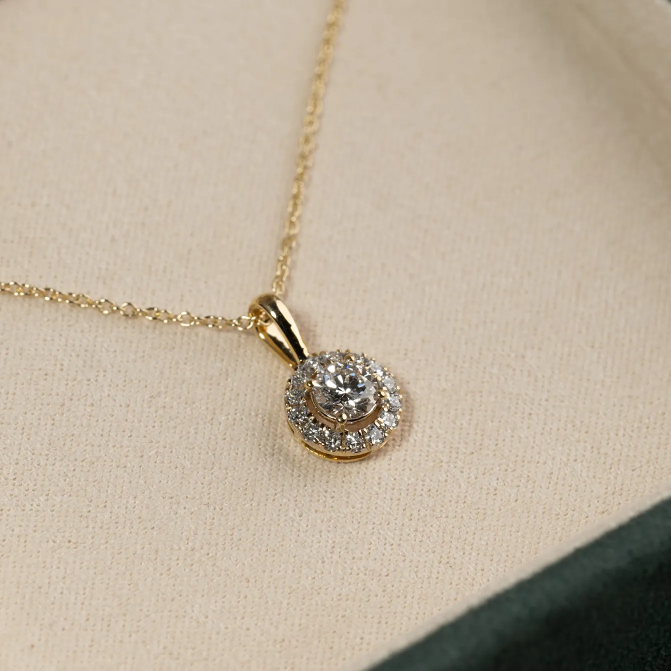 ROUND HALO DIAMOND PENDANT - 0.5ct - YG