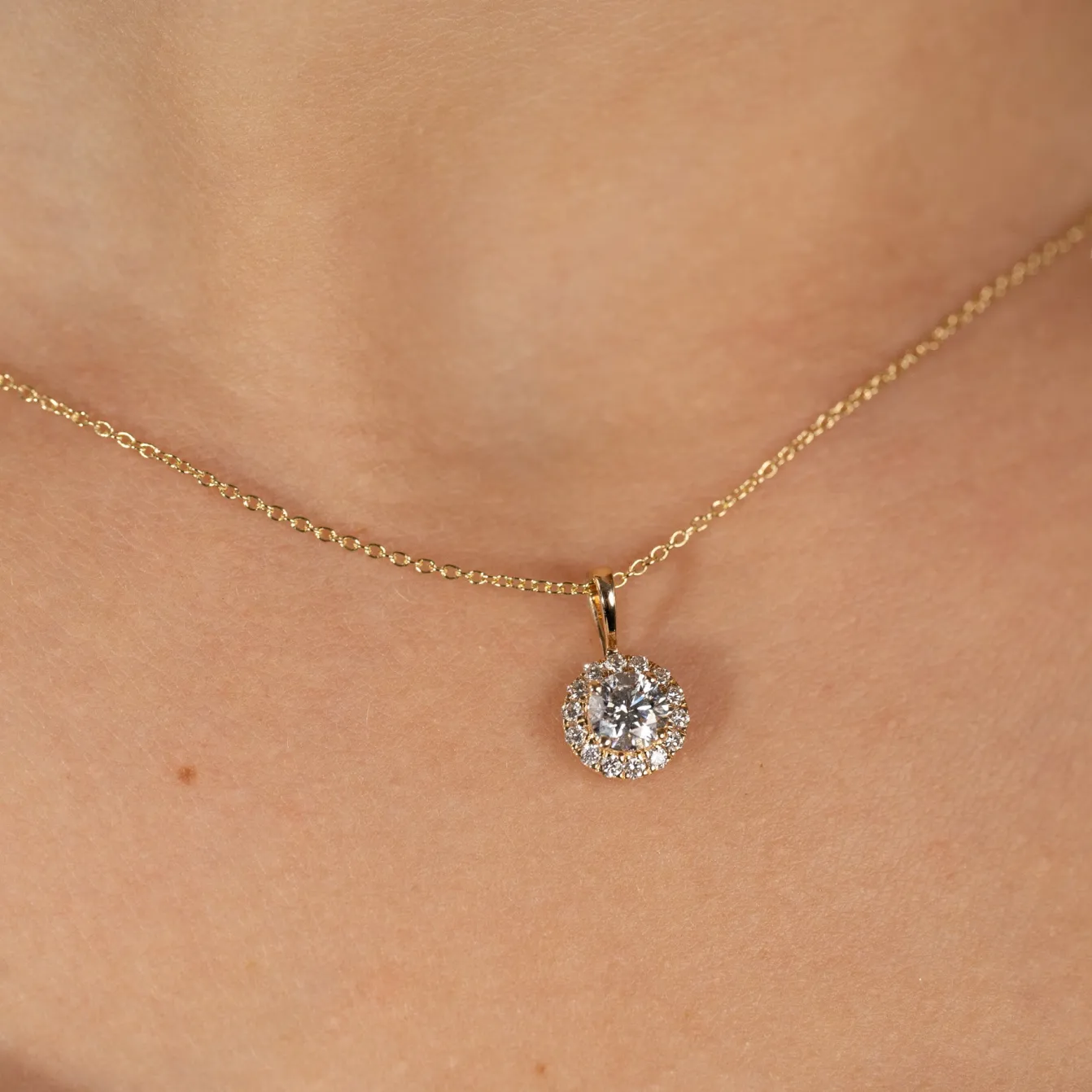 ROUND HALO DIAMOND PENDANT - 0.66ct - YG