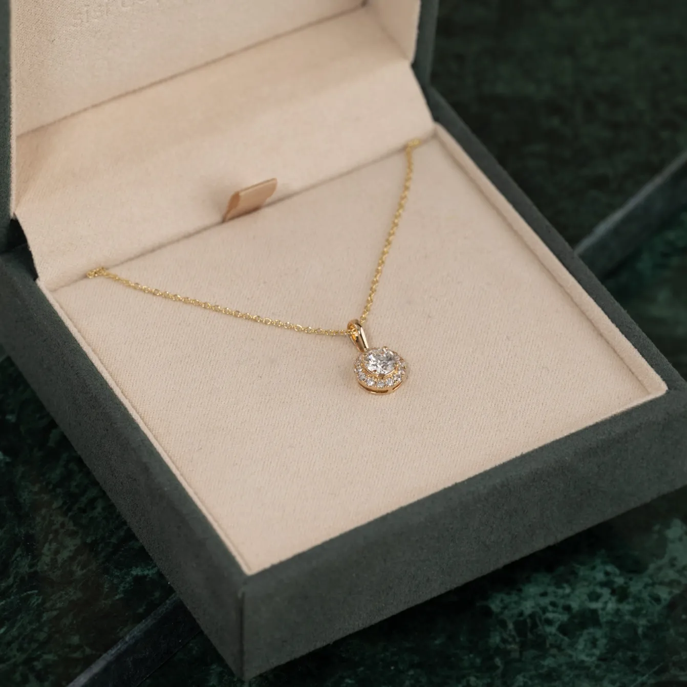 ROUND HALO DIAMOND PENDANT - 0.66ct - YG