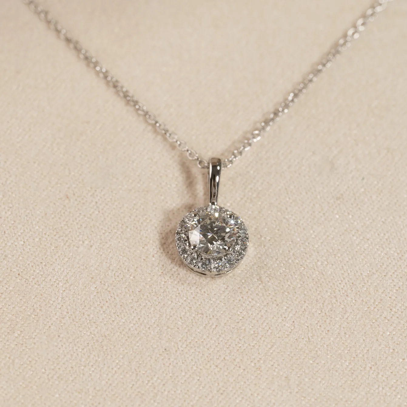ROUND HALO DIAMOND PENDANT - 0.66ct - WG