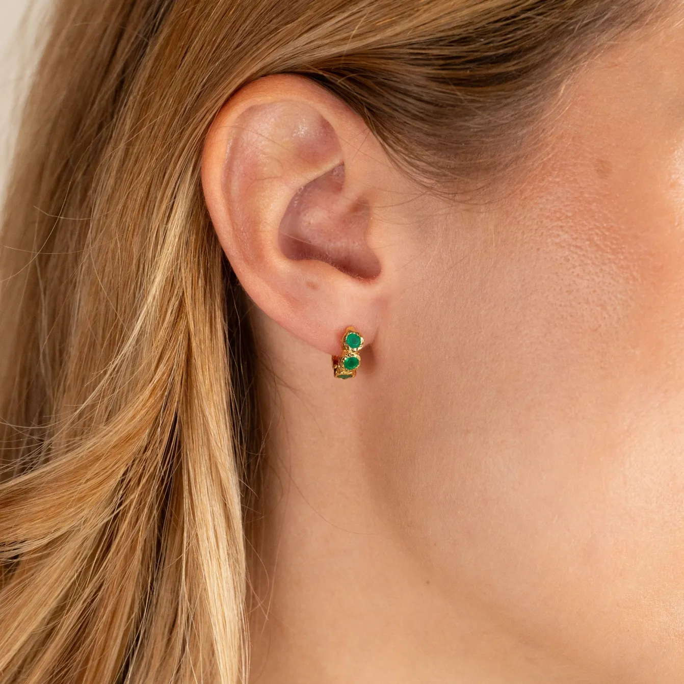SELENE GREEN AGATE GOLDEN HUGGIE EARRING
