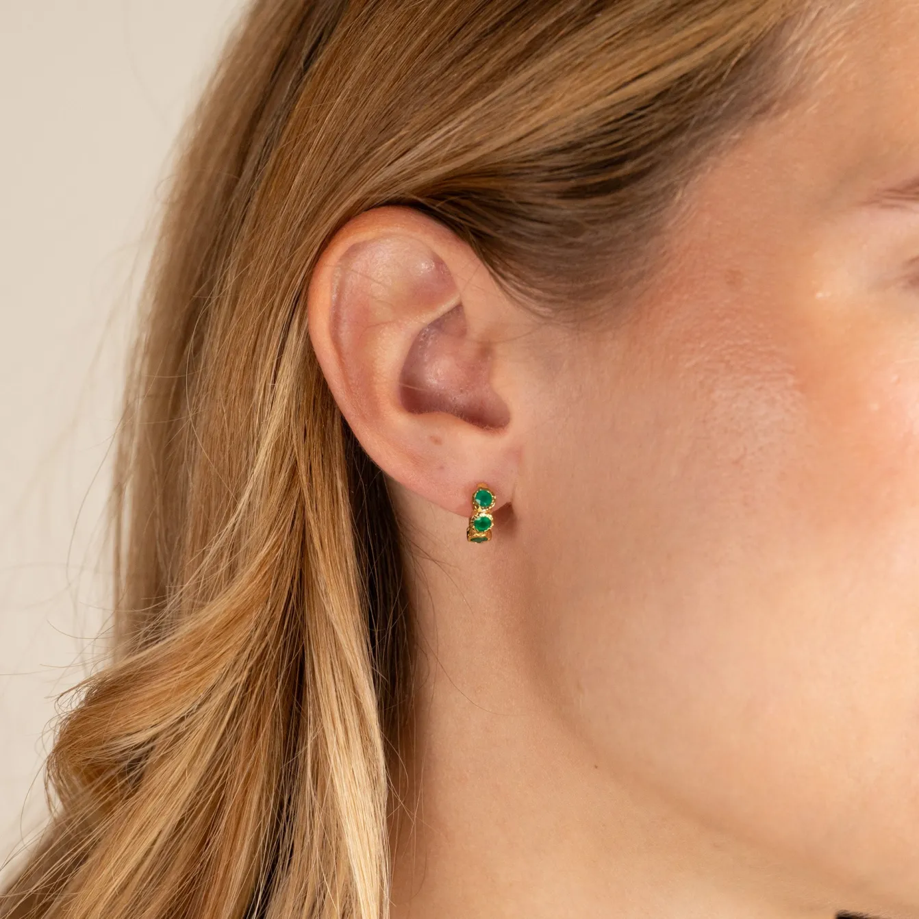 SELENE GREEN AGATE GOLDEN HUGGIE EARRING