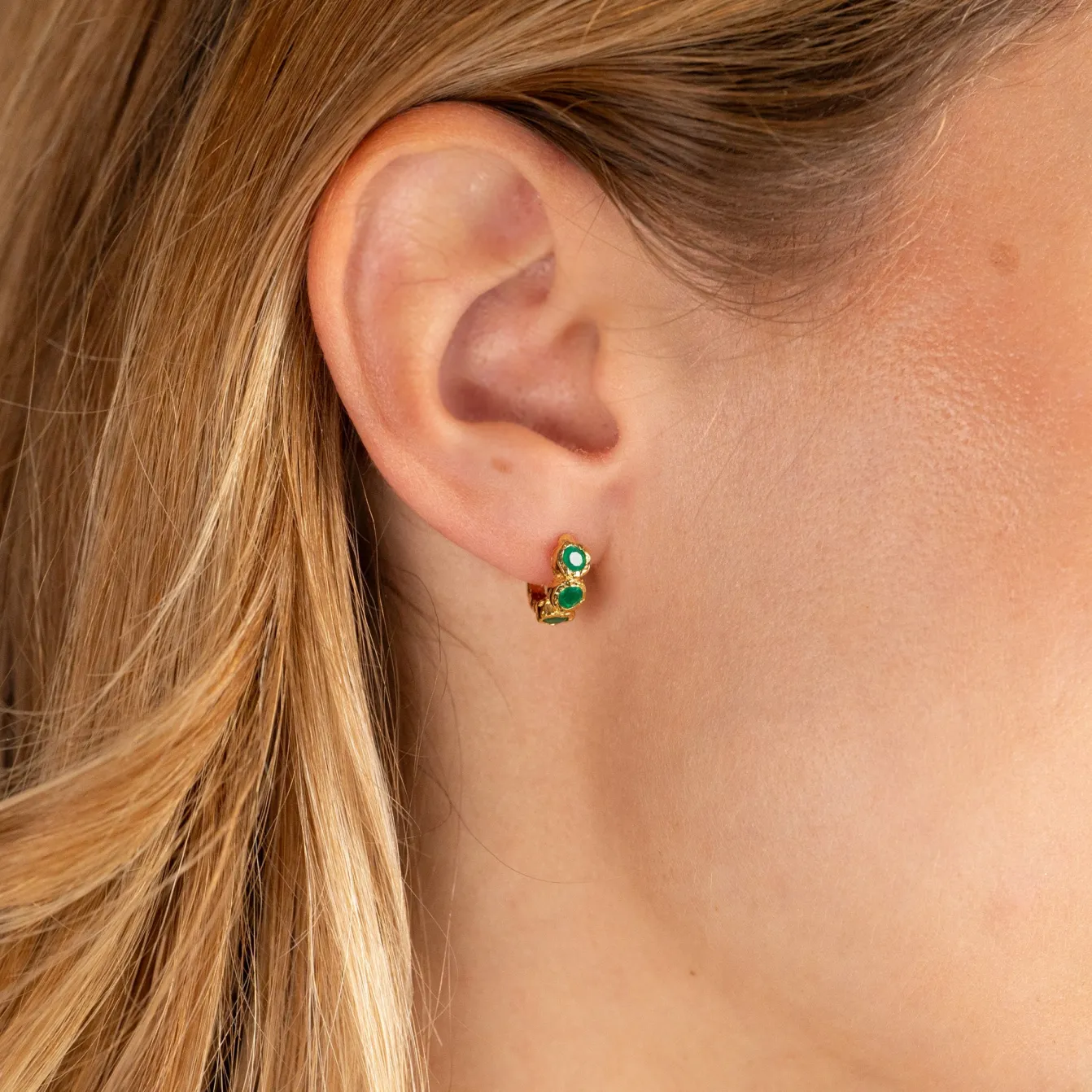 SELENE GREEN AGATE GOLDEN HUGGIE EARRING