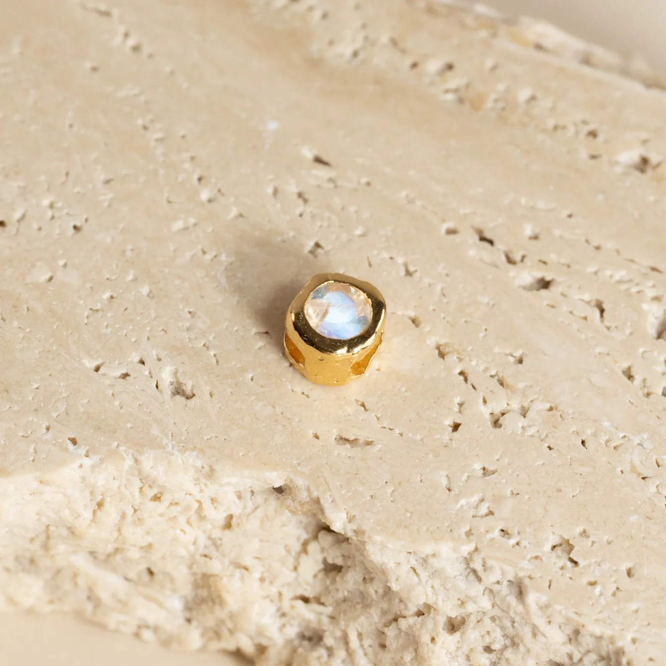 SELENE MOONSTONE GOLDEN FLOATING PENDANT