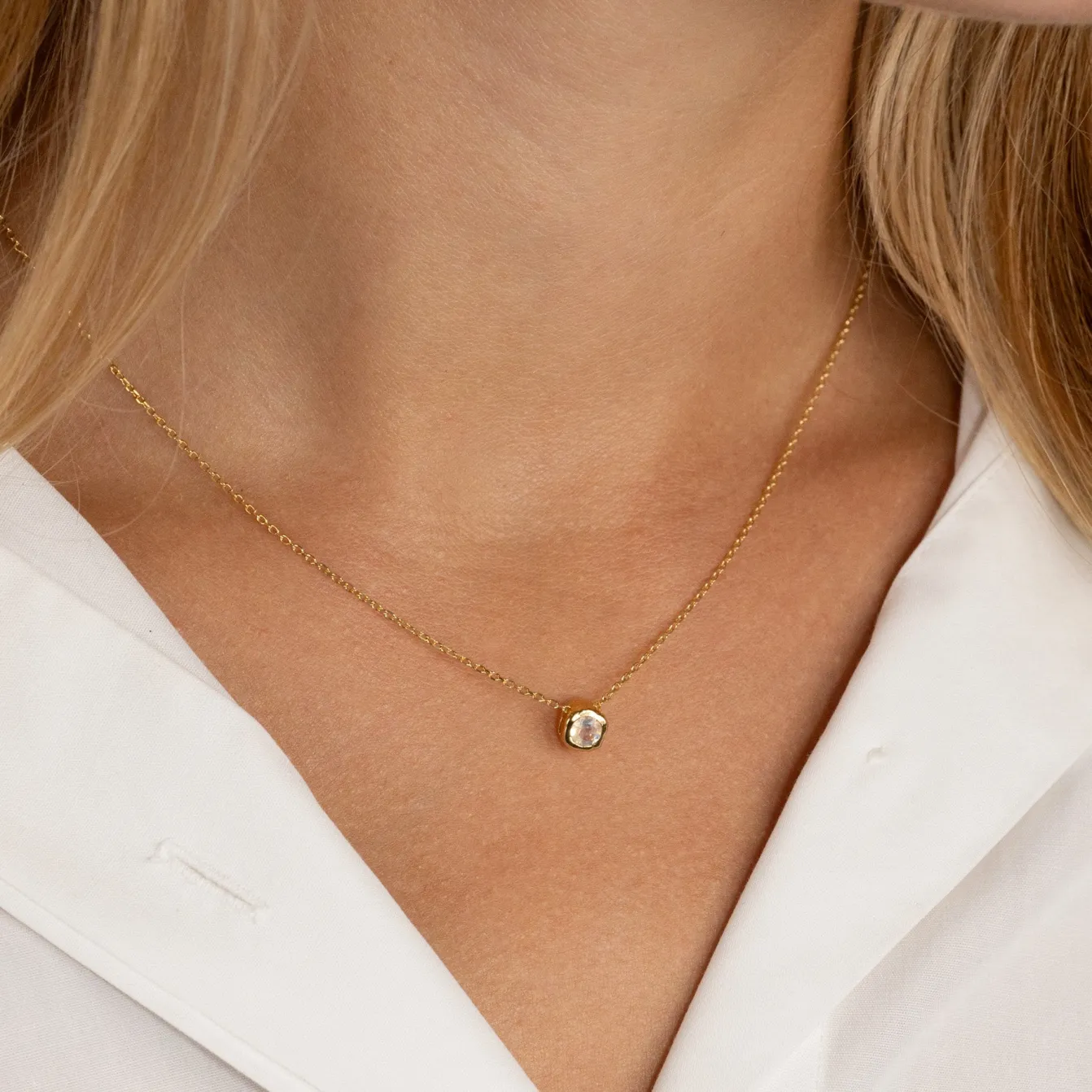SELENE MOONSTONE GOLDEN FLOATING PENDANT