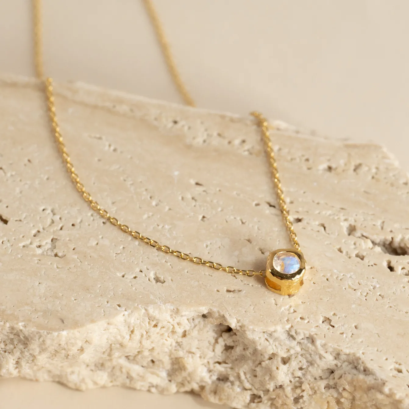 SELENE MOONSTONE GOLDEN FLOATING PENDANT