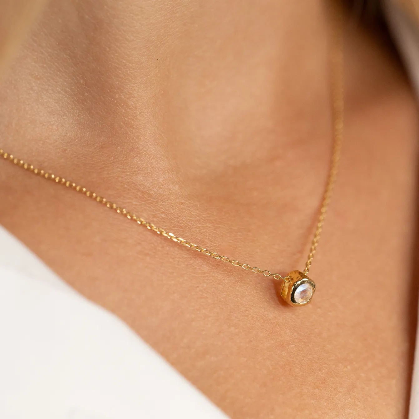 SELENE MOONSTONE GOLDEN FLOATING PENDANT