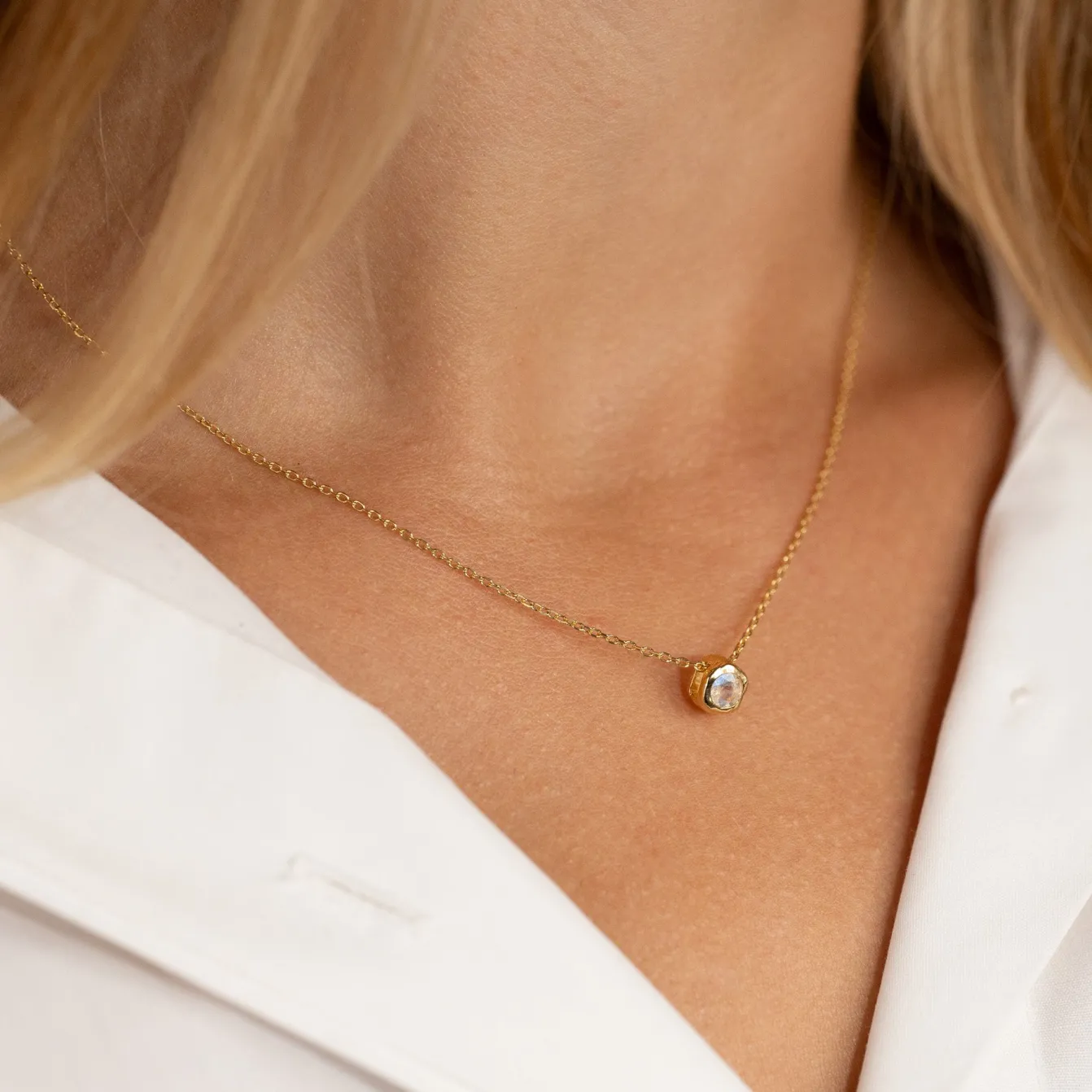 SELENE MOONSTONE GOLDEN FLOATING PENDANT