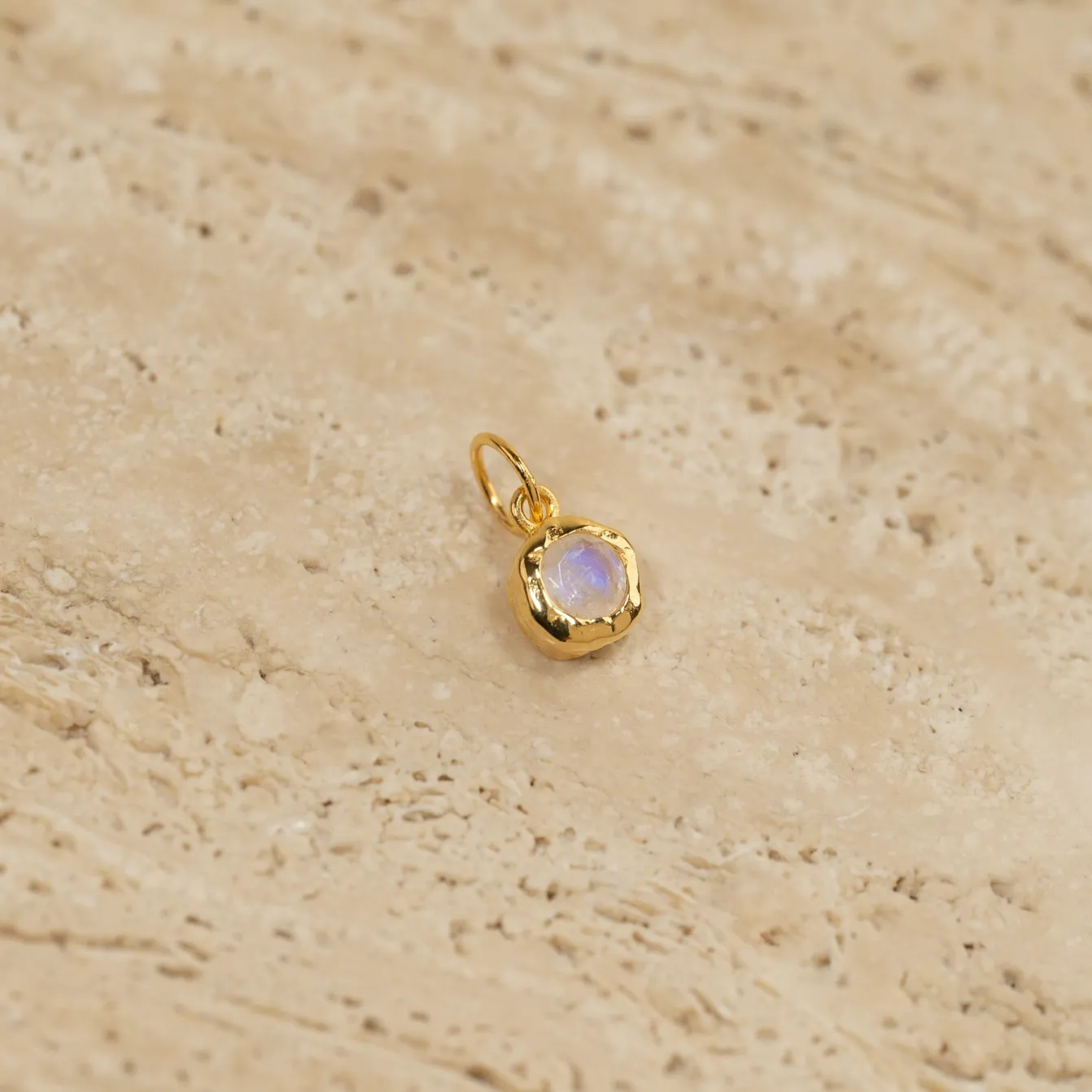 SELENE MOONSTONE GOLDEN PENDANT