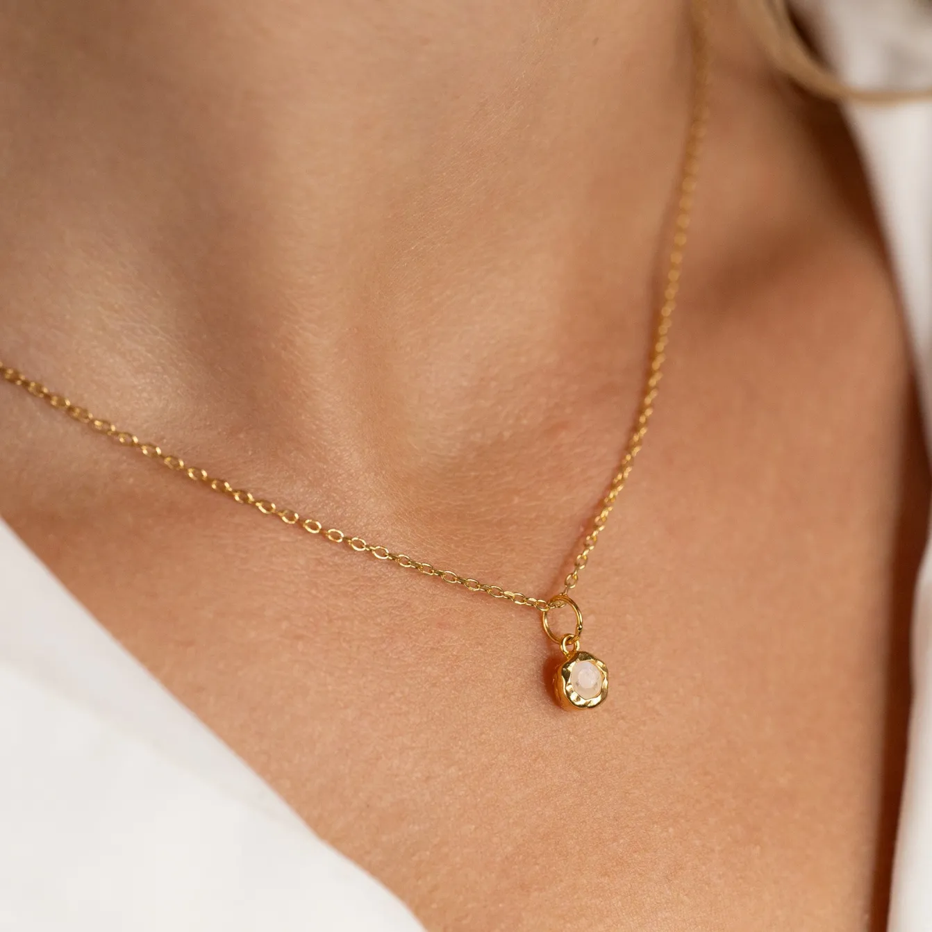 SELENE MOONSTONE GOLDEN PENDANT