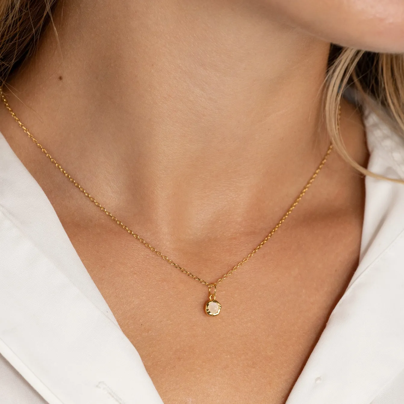 SELENE MOONSTONE GOLDEN PENDANT