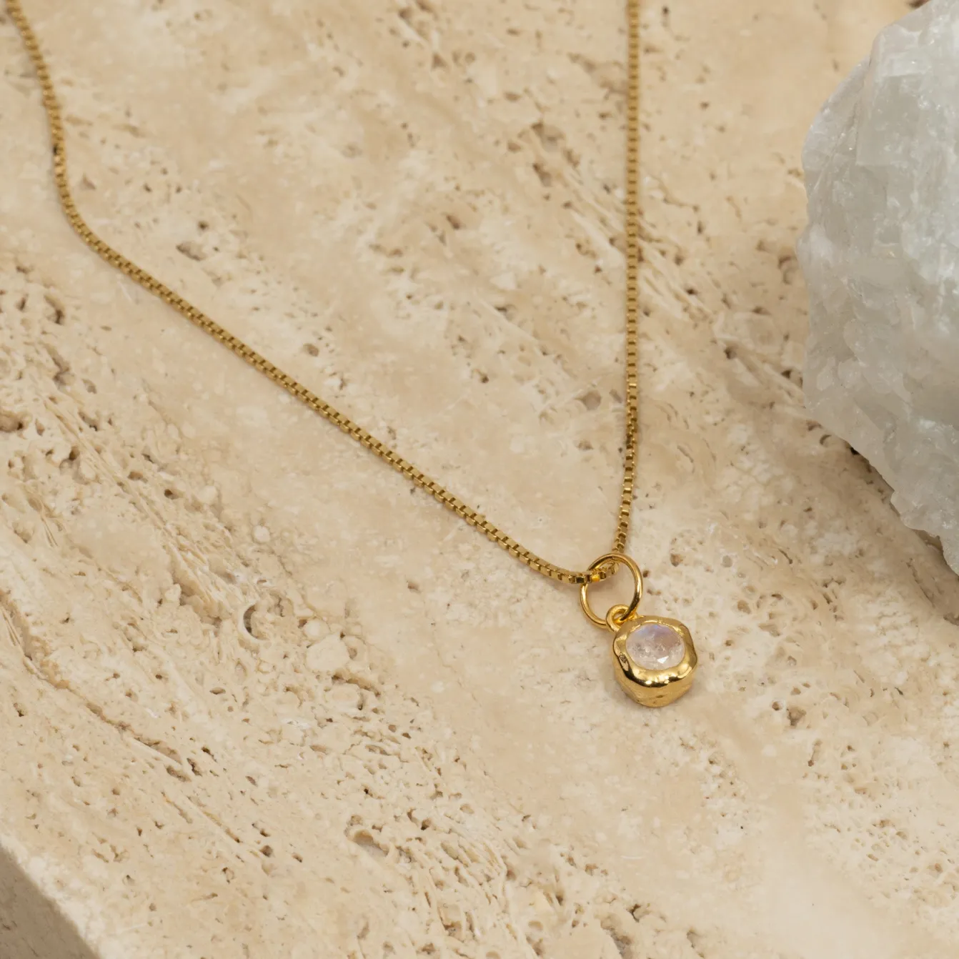SELENE MOONSTONE GOLDEN PENDANT