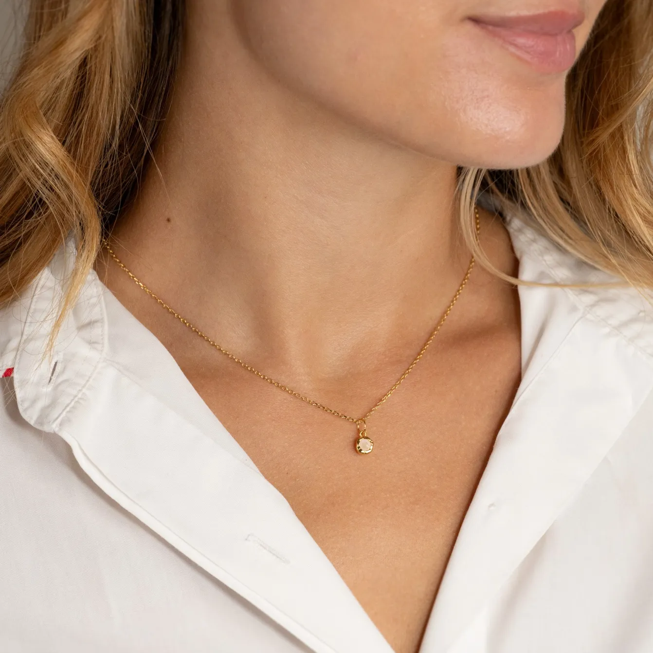 SELENE MOONSTONE GOLDEN PENDANT