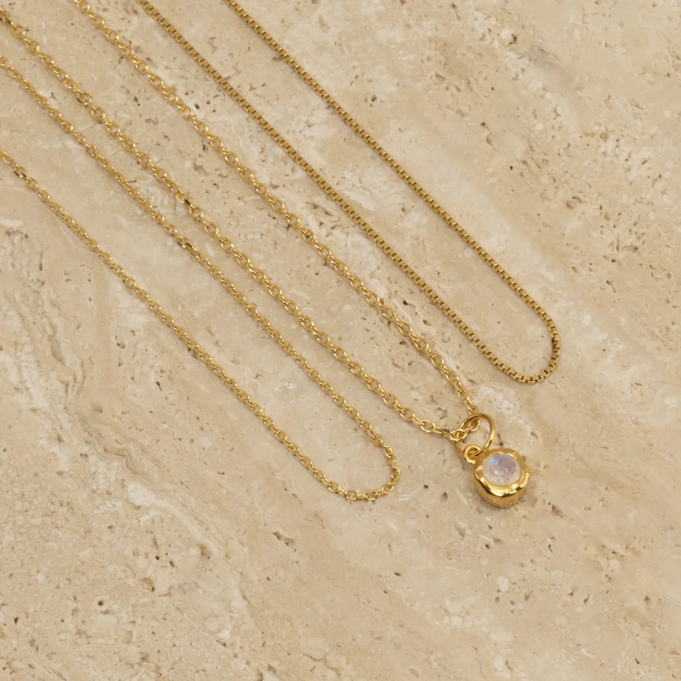 SELENE MOONSTONE GOLDEN PENDANT