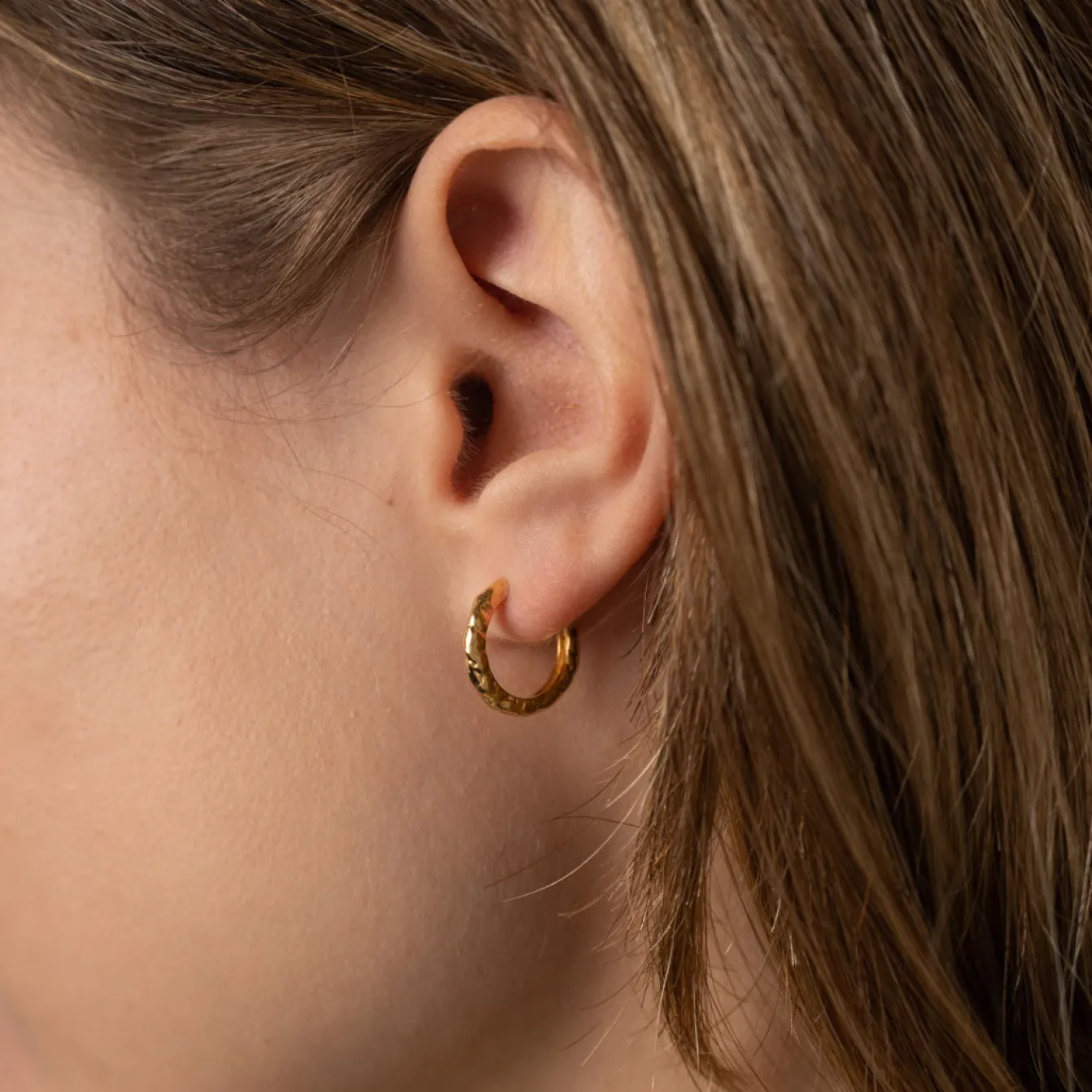 SELINA SMALL GOLDEN CREOL EARRING - Sisi Copenhagen