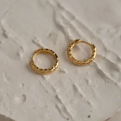 SELINA SMALL GOLDEN CREOL EARRING - Sisi Copenhagen
