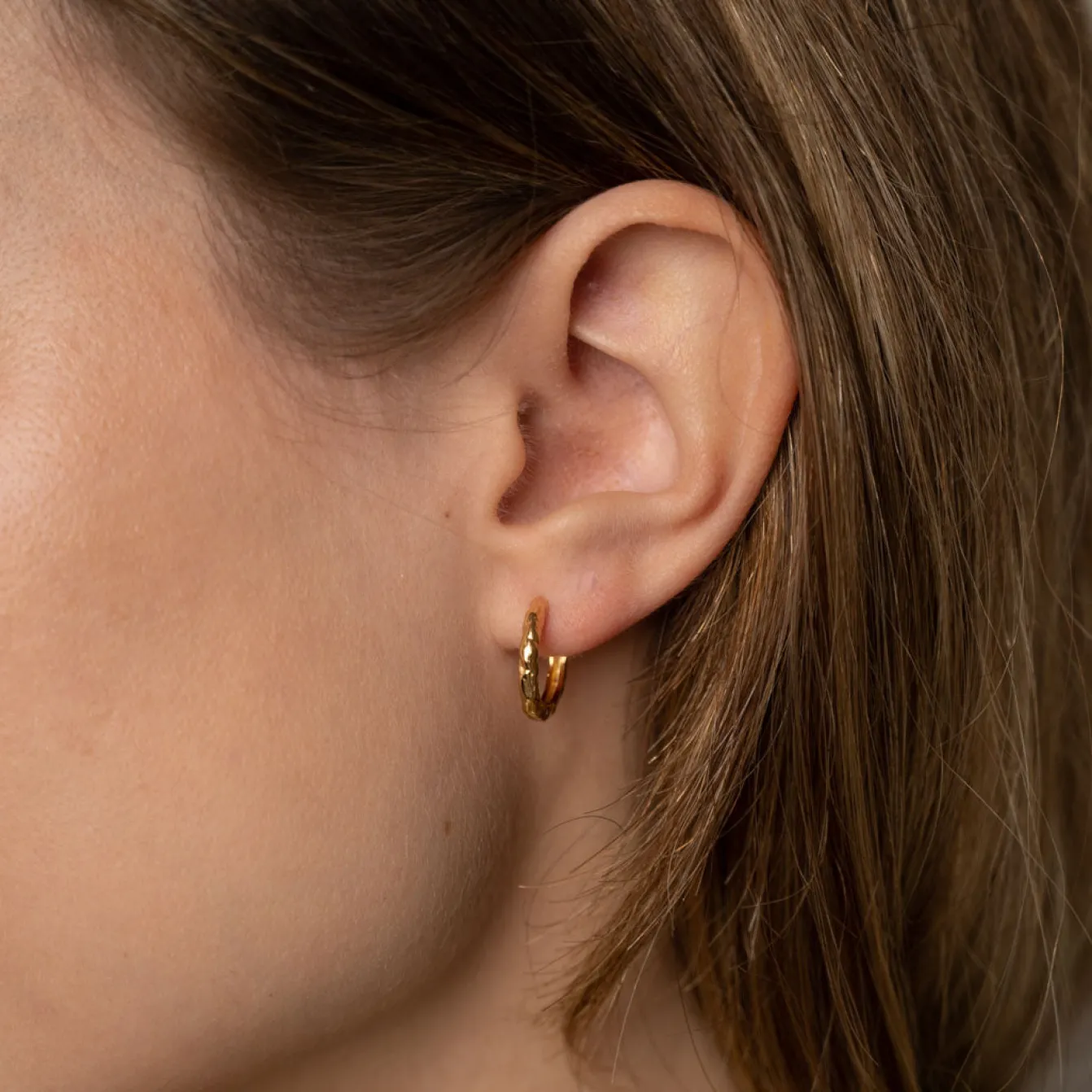 SELINA SMALL GOLDEN CREOL EARRING - Sisi Copenhagen