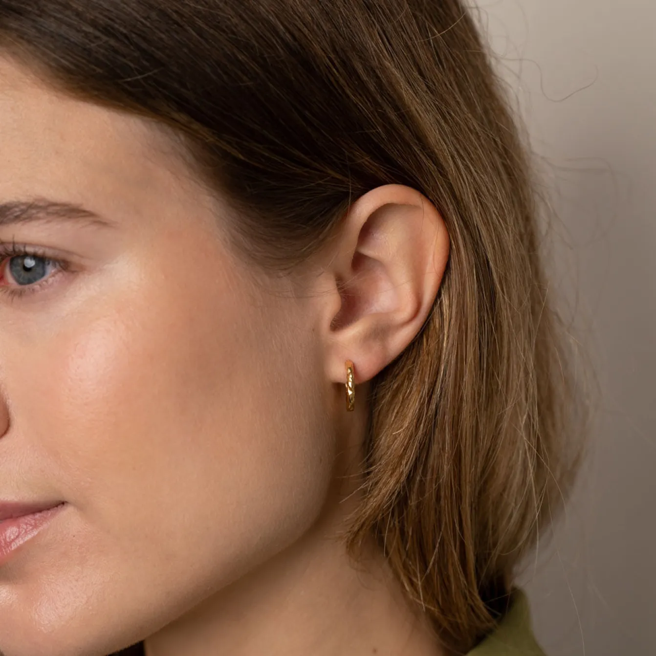 SELINA SMALL GOLDEN CREOL EARRING - Sisi Copenhagen