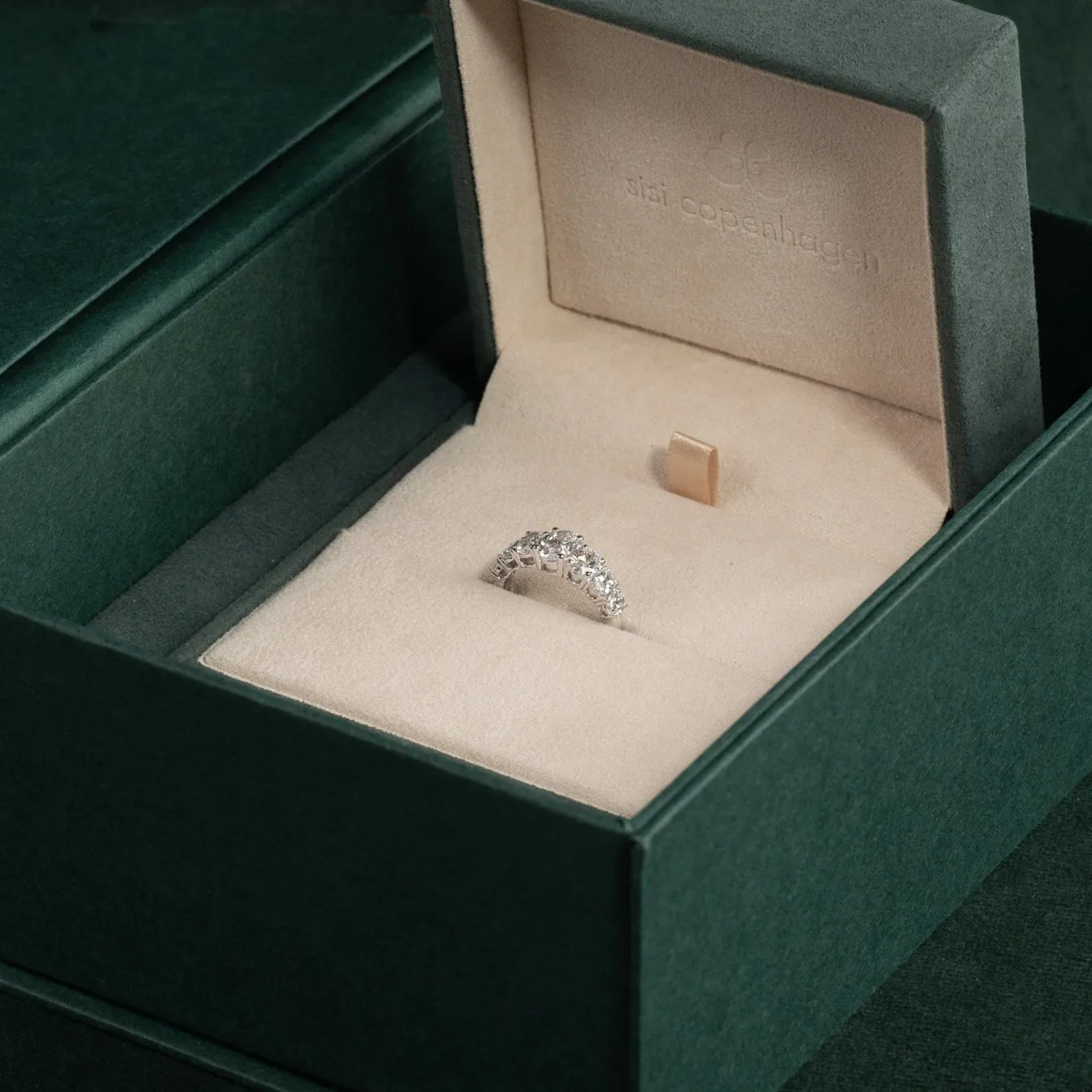 SEVEN-STONE OVAL DIAMOND RING - 2.0ct - WG
