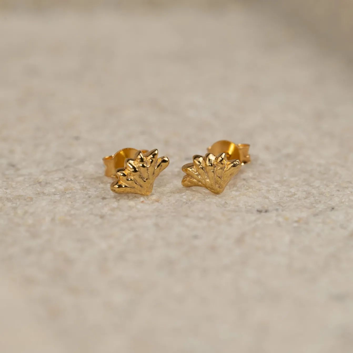 SHELLY GOLDEN STUD EARRING