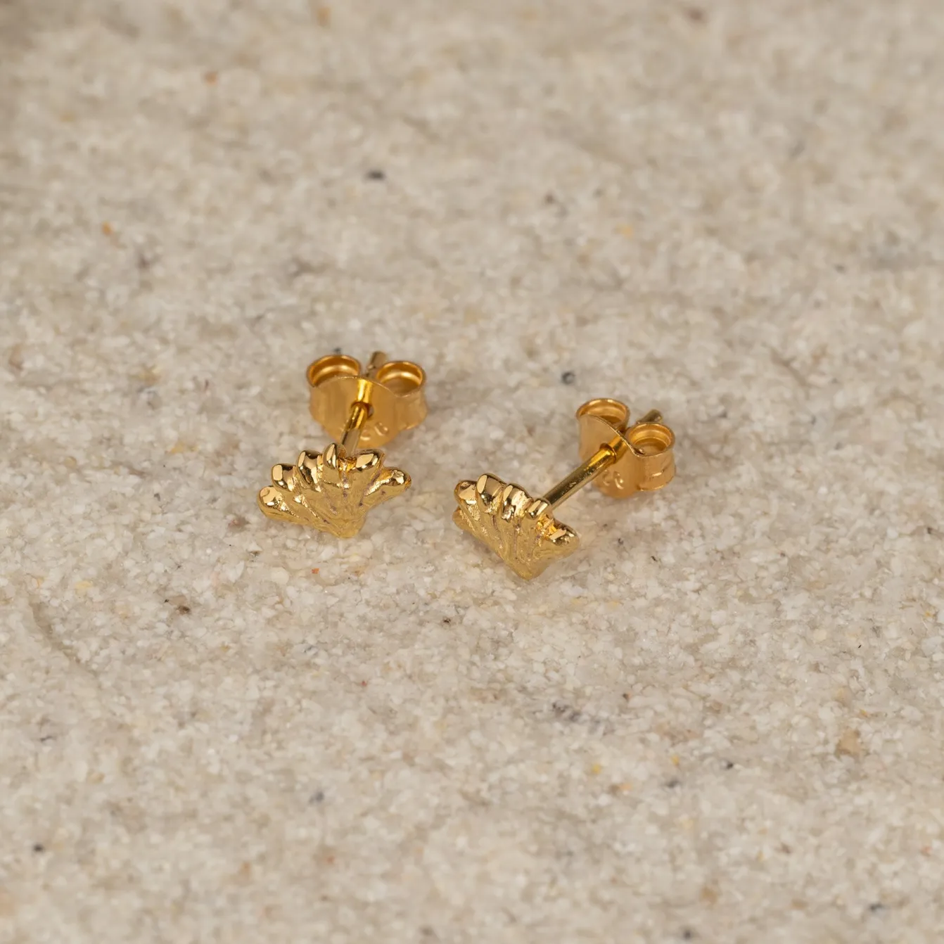 SHELLY GOLDEN STUD EARRING