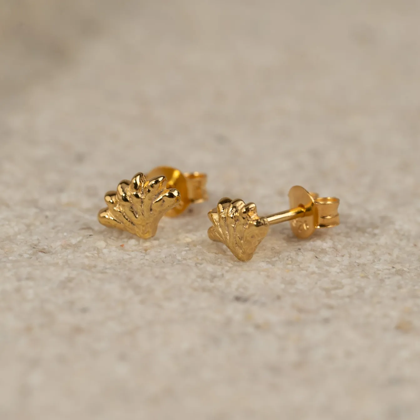 SHELLY GOLDEN STUD EARRING