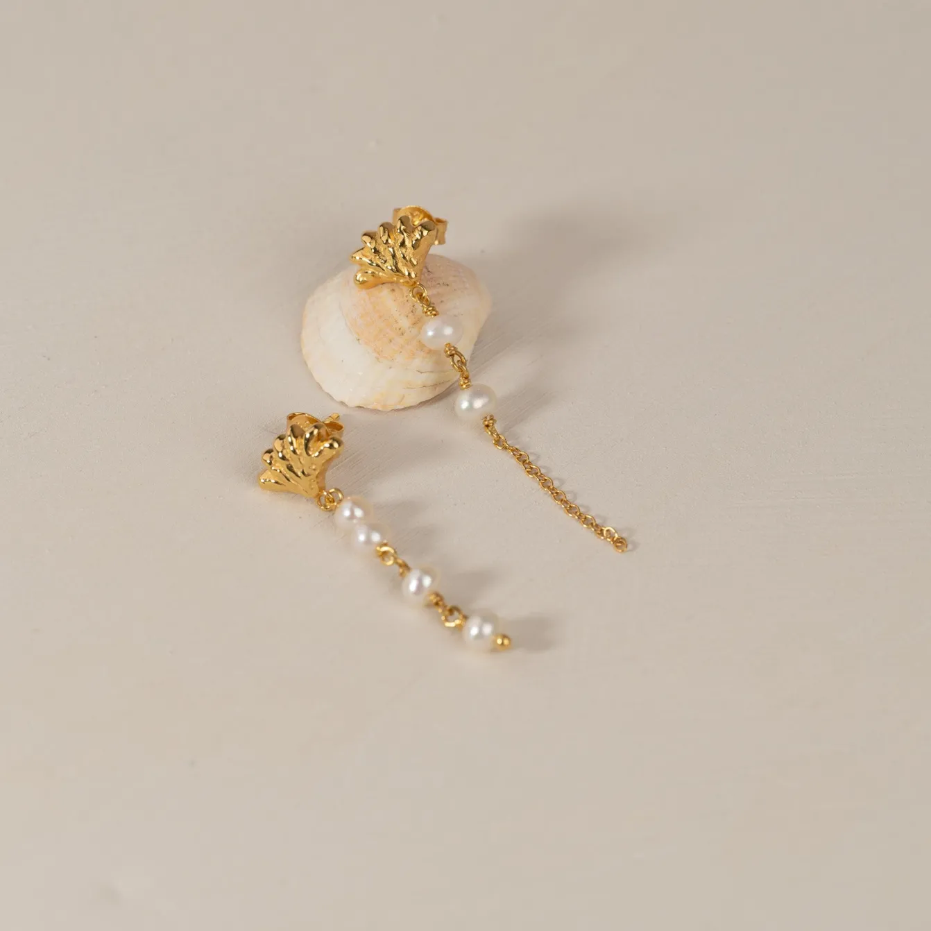 SHELLY PEARL DROP GOLDEN EARRING