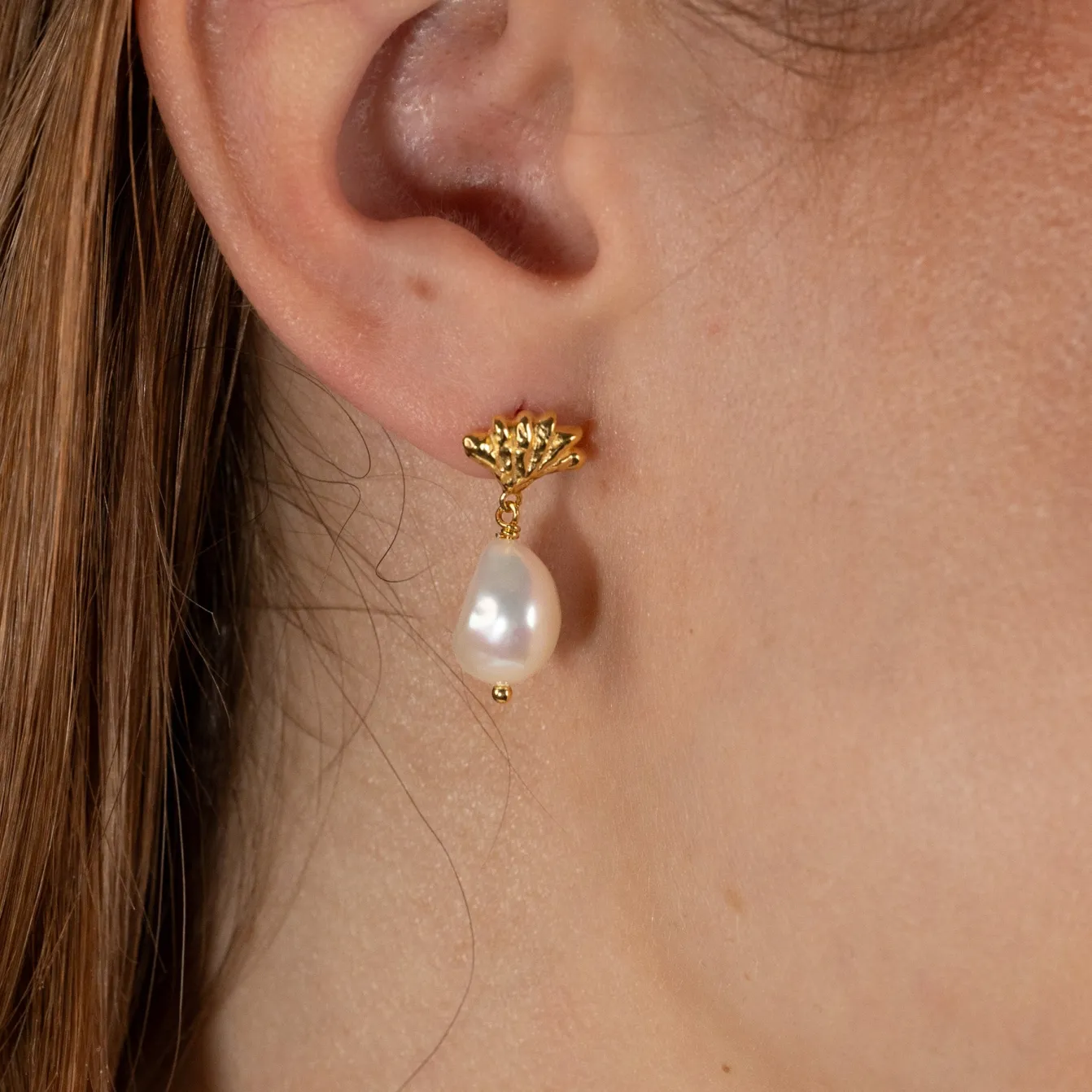 SHELLY PEARL GOLDEN EARRING