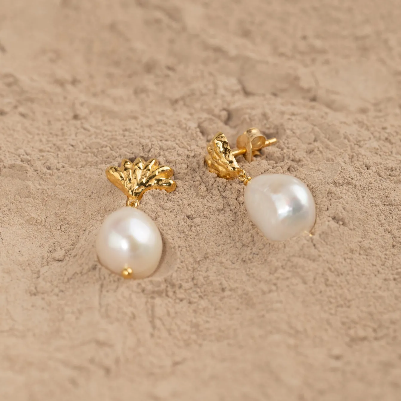 SHELLY PEARL GOLDEN EARRING