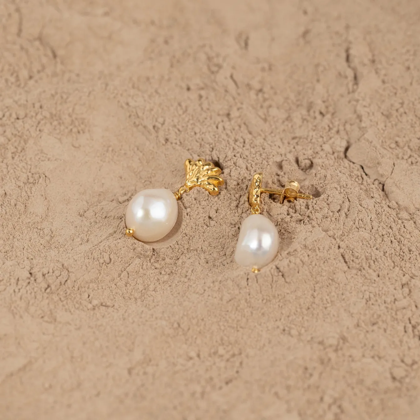 SHELLY PEARL GOLDEN EARRING
