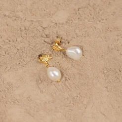 SHELLY PEARL GOLDEN EARRING