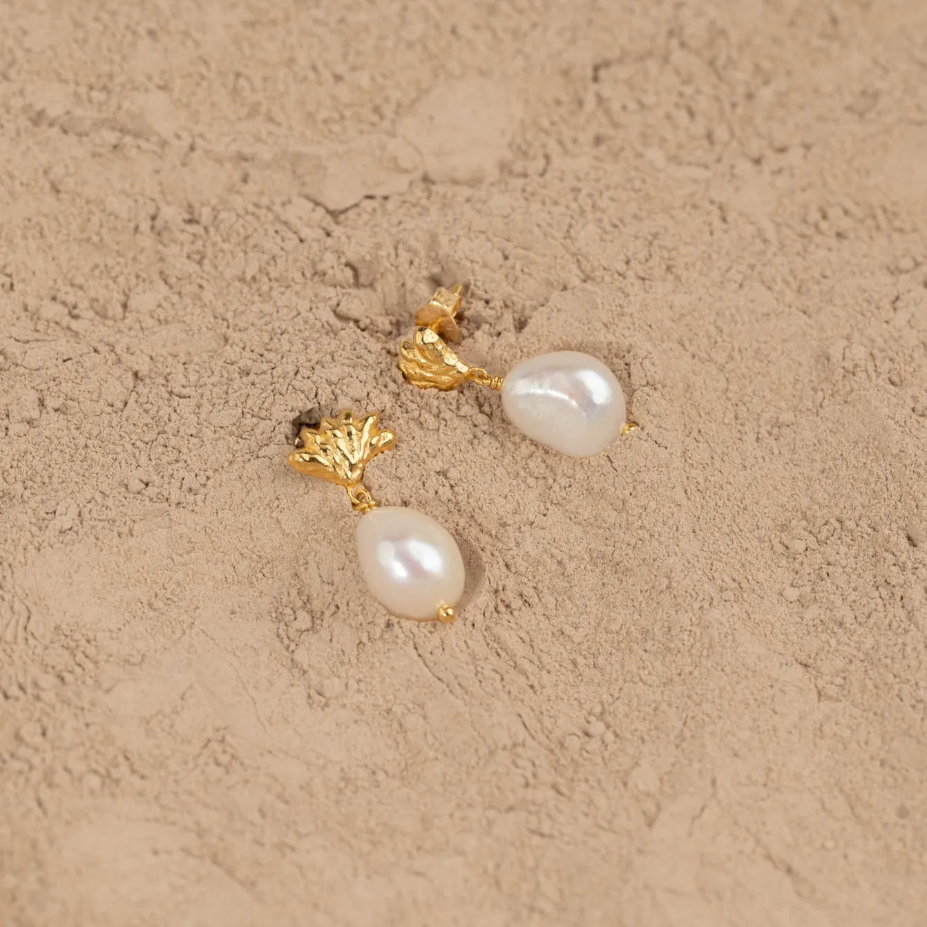 SHELLY PEARL GOLDEN EARRING