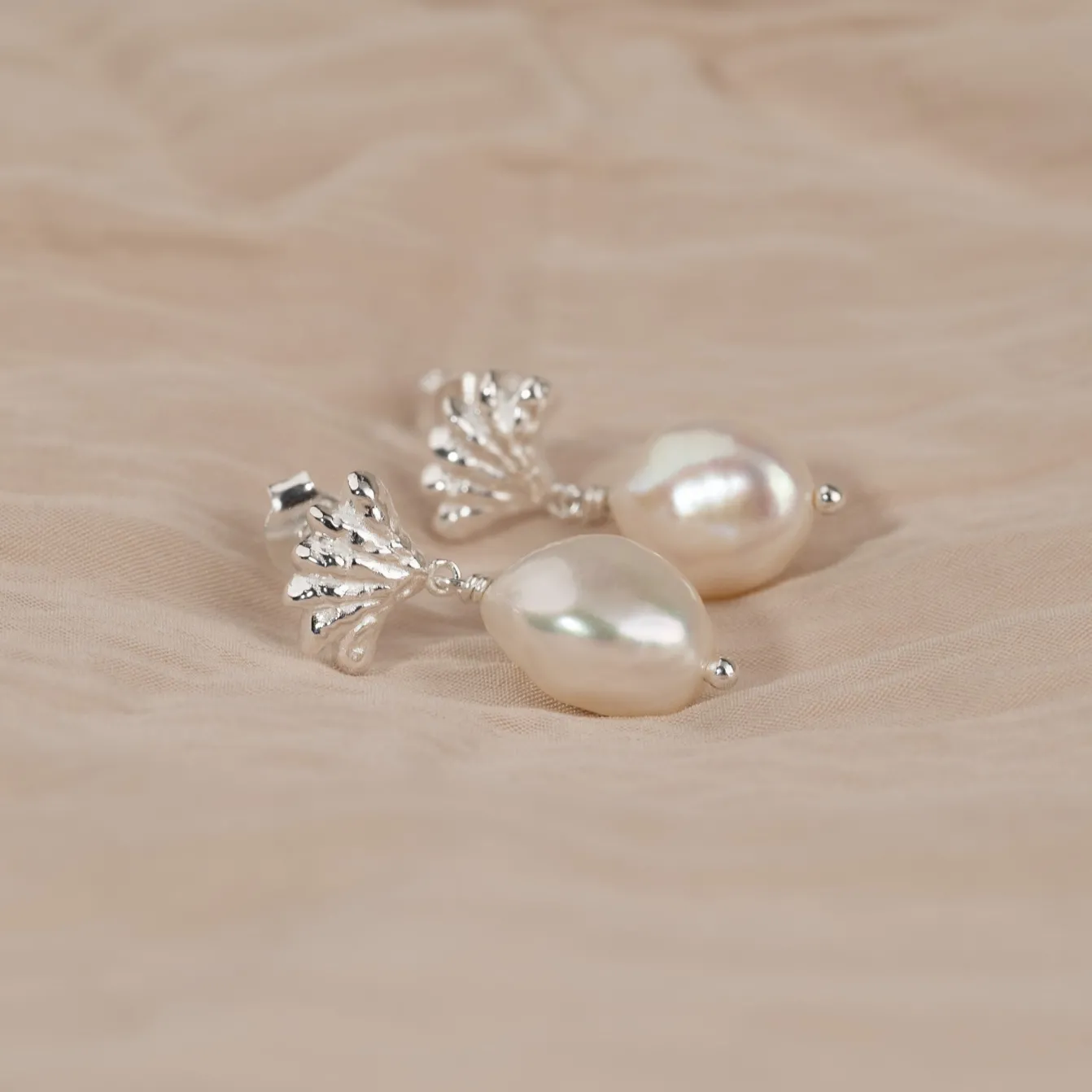 SHELLY PEARL SILVER EARRING