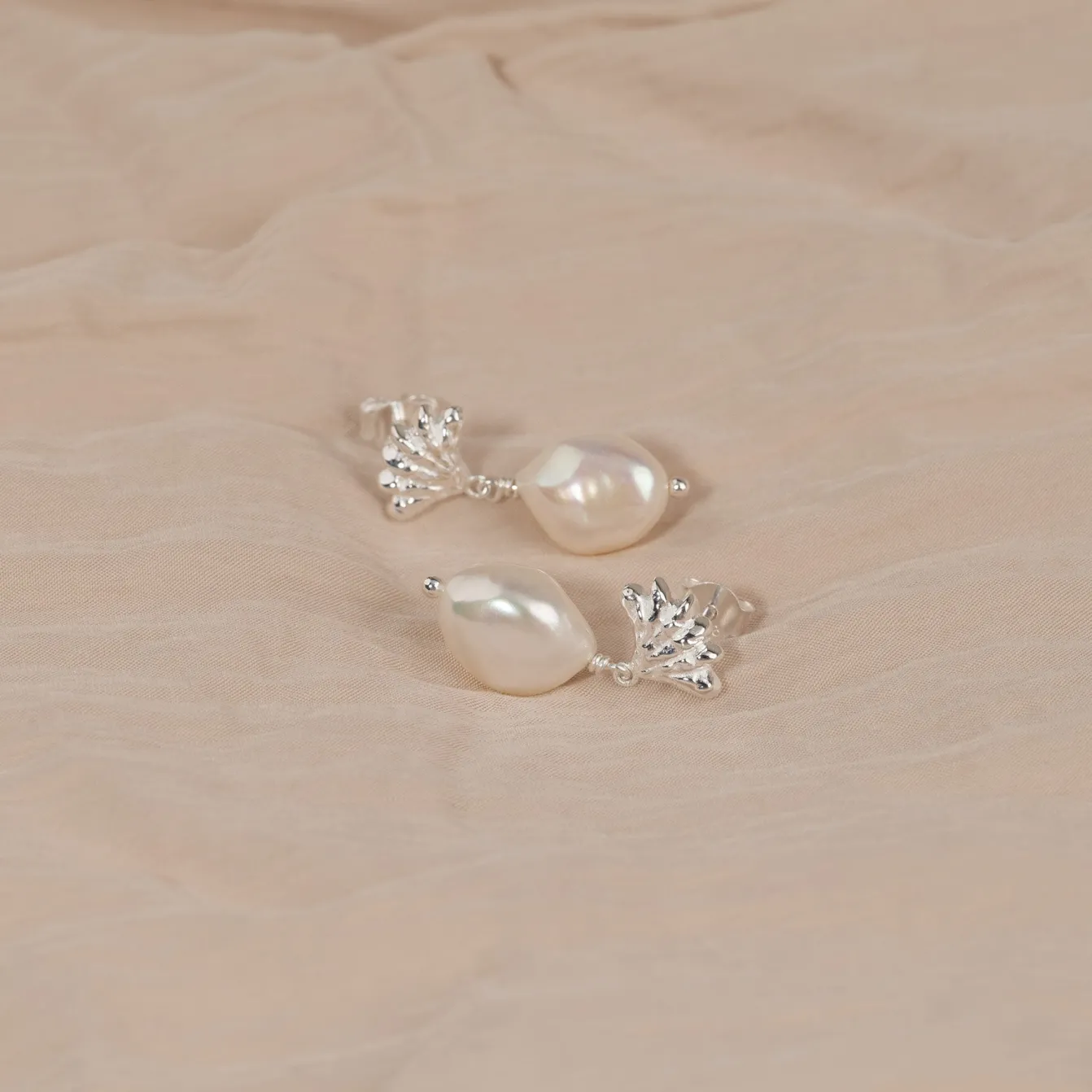 SHELLY PEARL SILVER EARRING