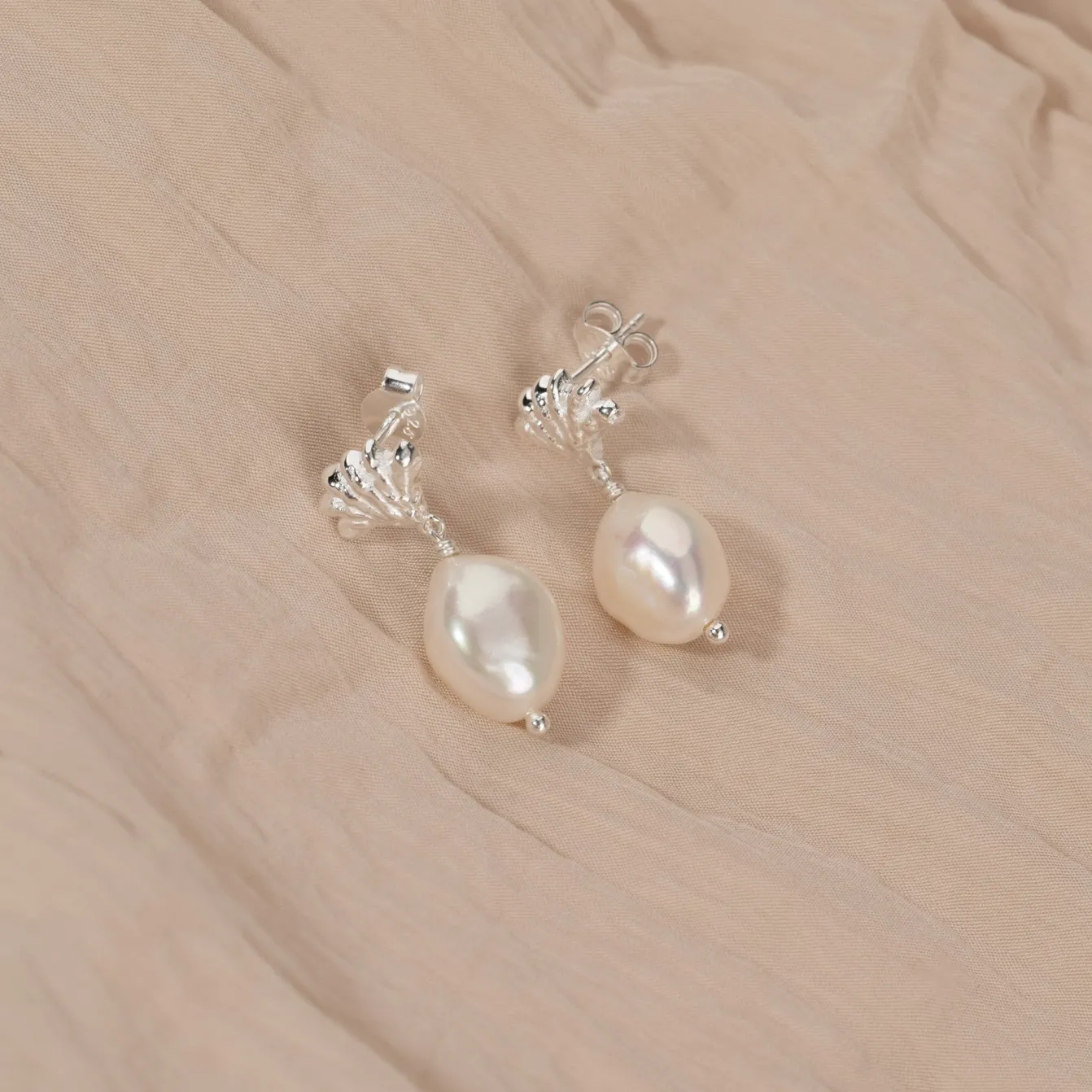 SHELLY PEARL SILVER EARRING