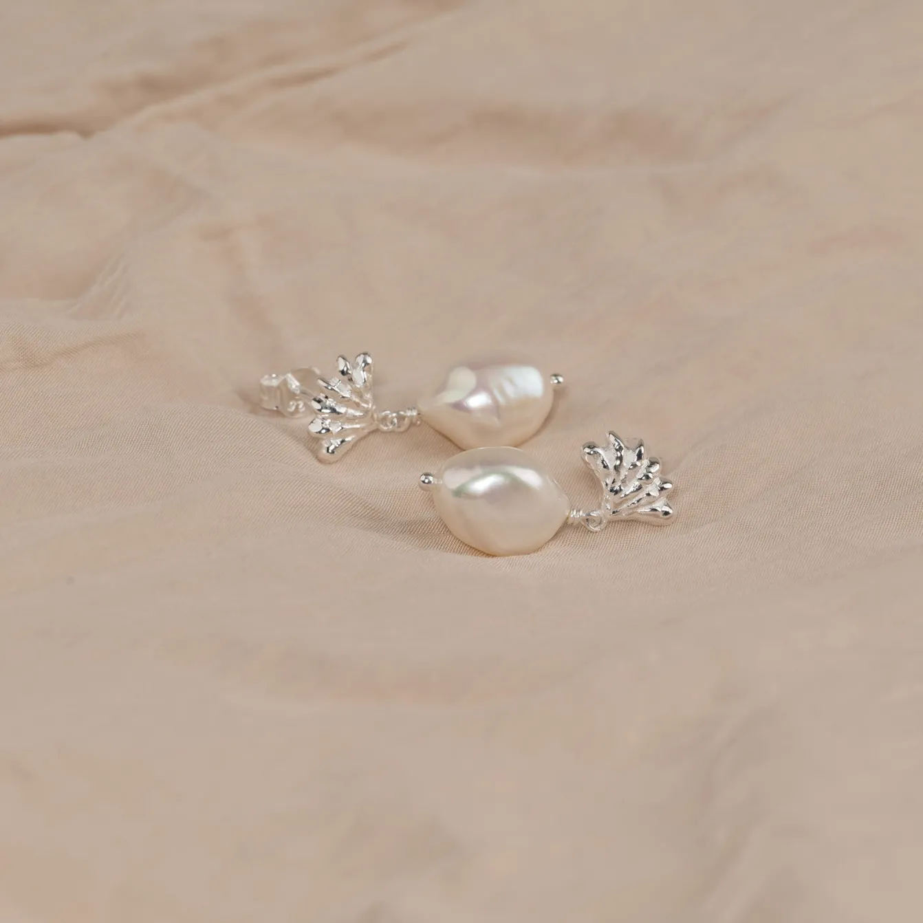SHELLY PEARL SILVER EARRING