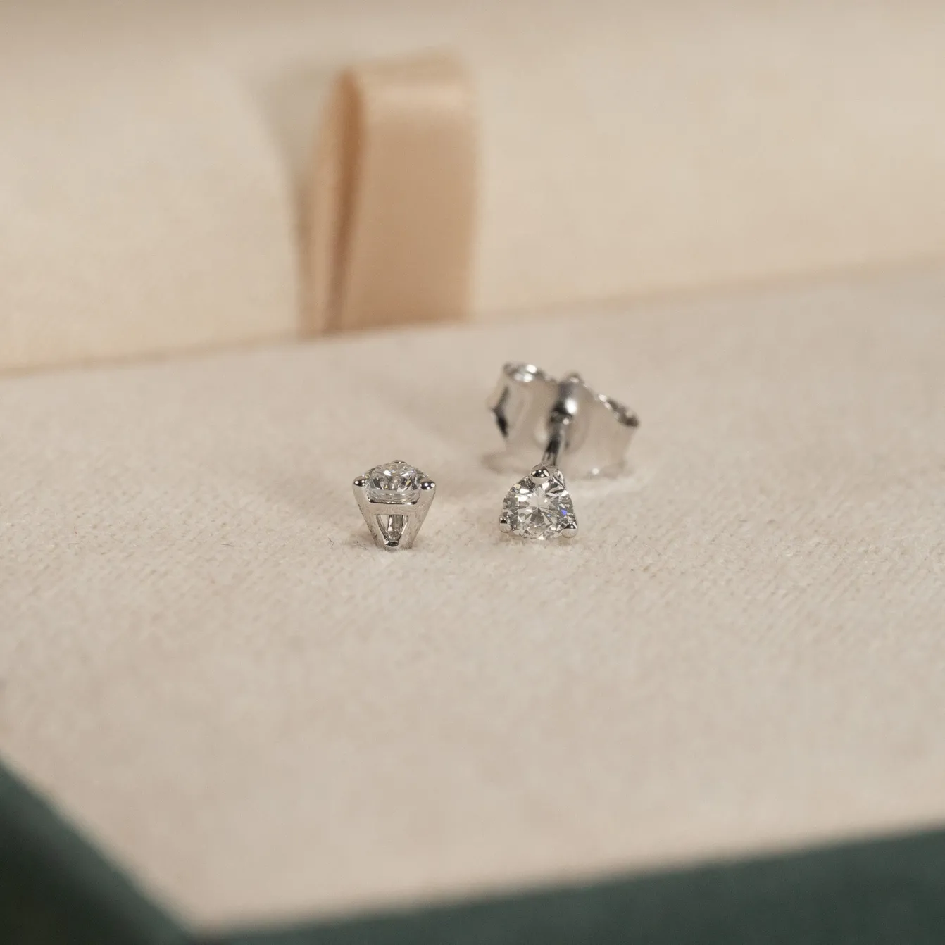 SIMPLE DIAMOND STUD EARRING - 0.2ct - WG