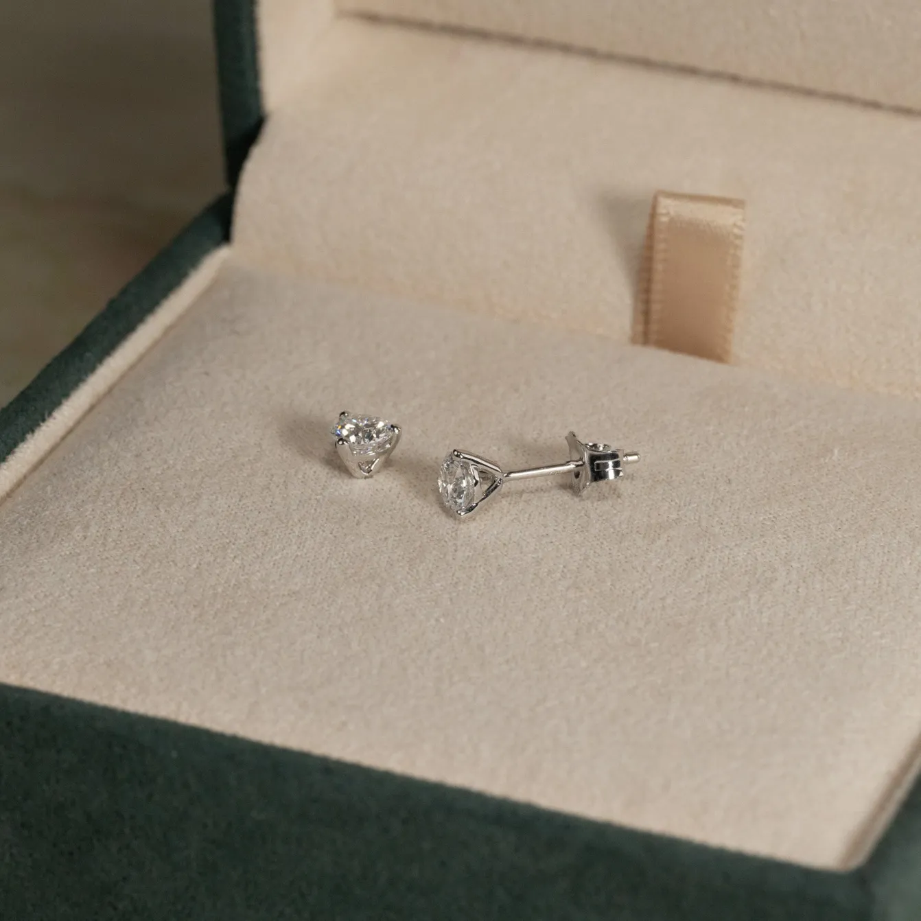 SIMPLE DIAMOND STUD EARRING - 0.75ct - WG