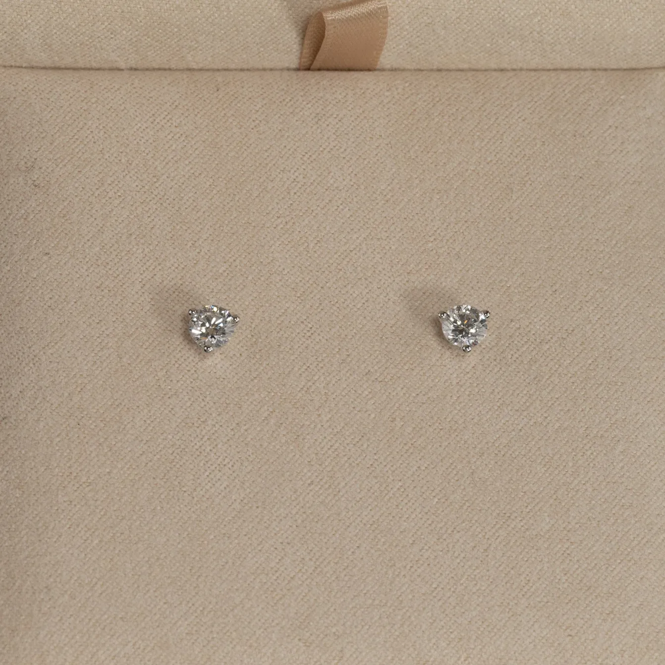 SIMPLE DIAMOND STUD EARRING - 0.75ct - WG