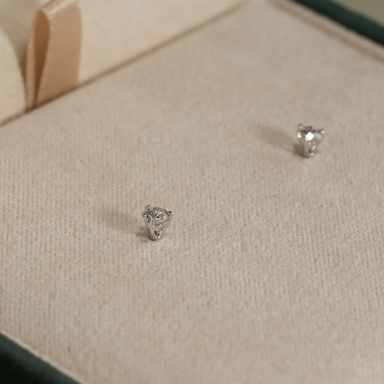 SIMPLE DIAMOND STUD EARRING - 0.2ct - WG