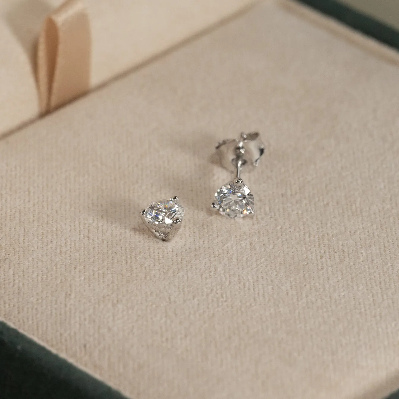 SIMPLE DIAMOND STUD EARRING - 0.75ct - WG