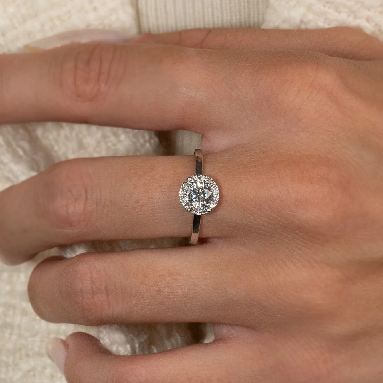 SIMPLE ROUND HALO DIAMOND RING - 0.7ct - WG
