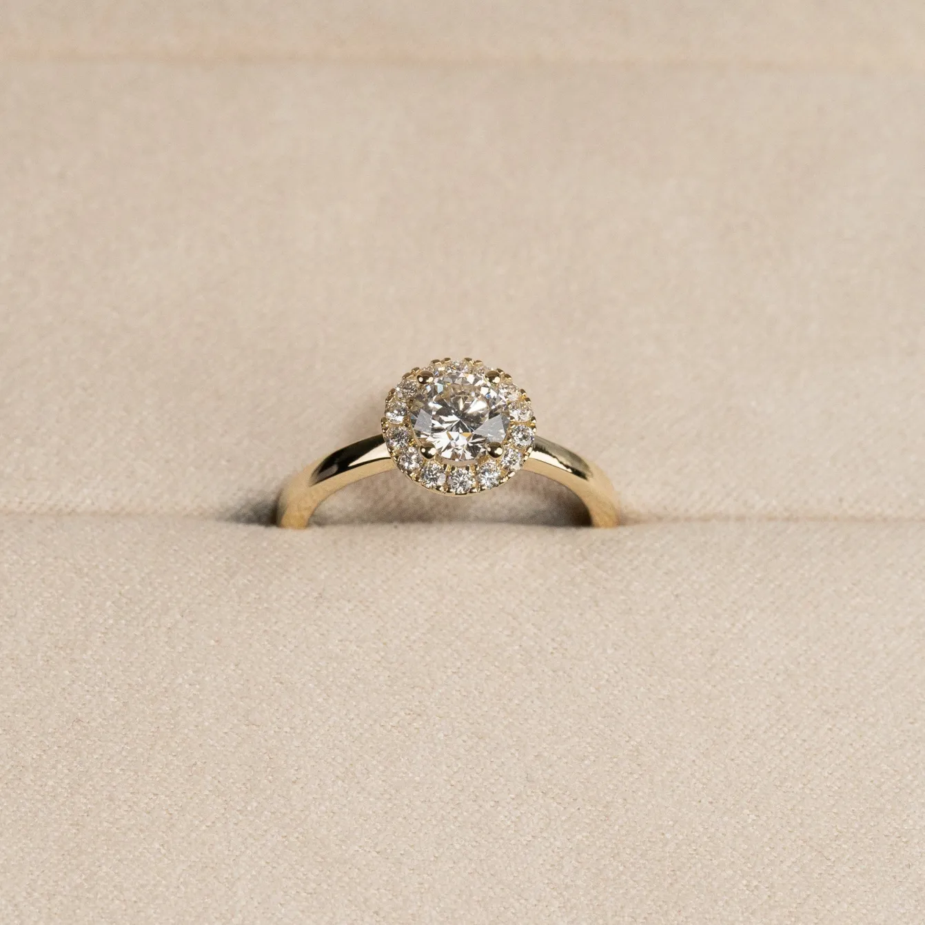 SIMPLE ROUND HALO DIAMOND RING - 1.0ct - YG