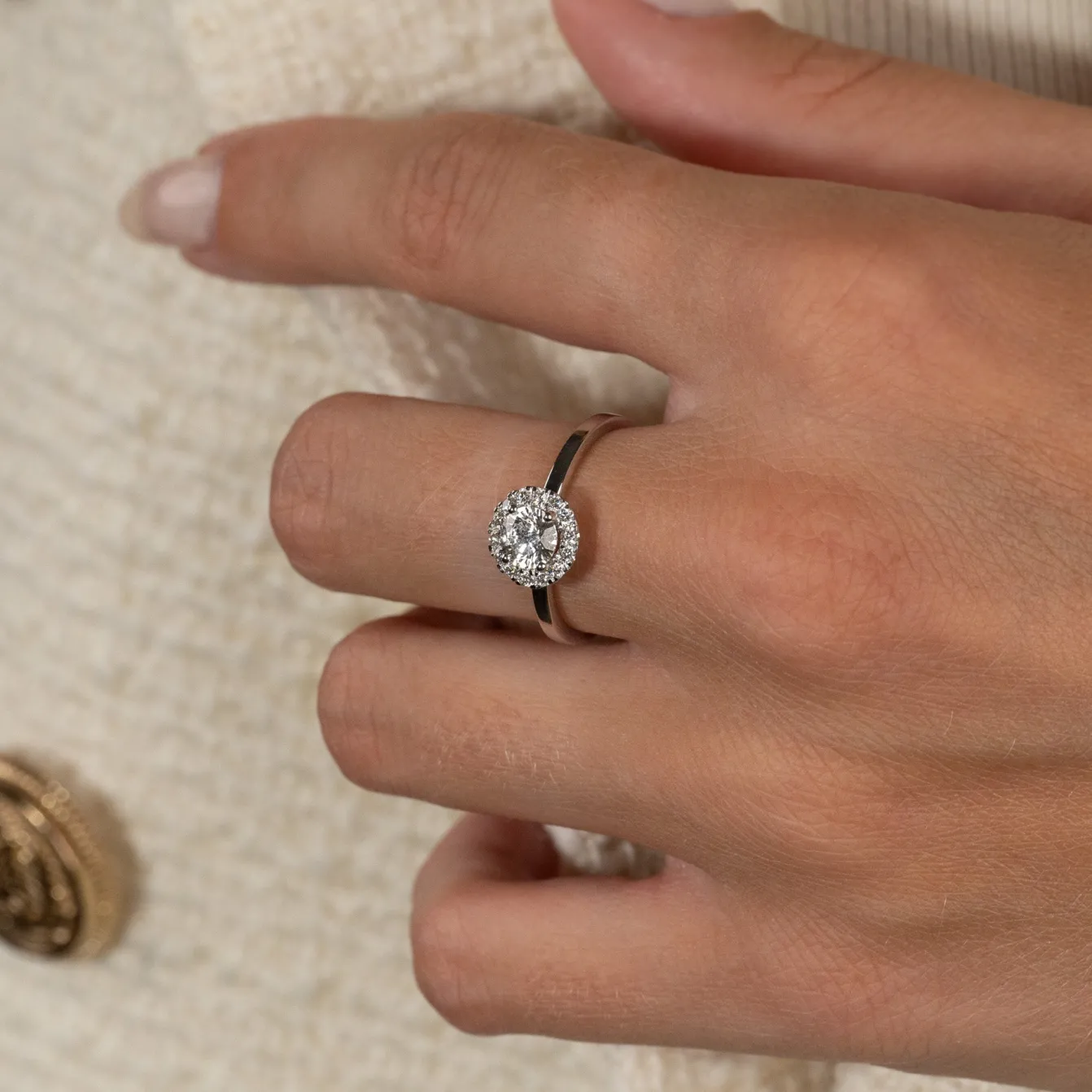 SIMPLE ROUND HALO DIAMOND RING - 0.7ct - WG